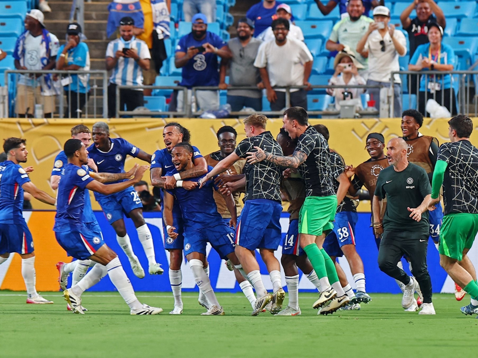 里程碑夜!本菲卡完成体检;欧冠冲刺阶段刷纪录;球迷炸锅;阵容厚度经受考验 里程碑夜!本菲卡完成体检;欧冠冲刺阶段刷纪录;球迷炸锅;阵容厚度经受考验