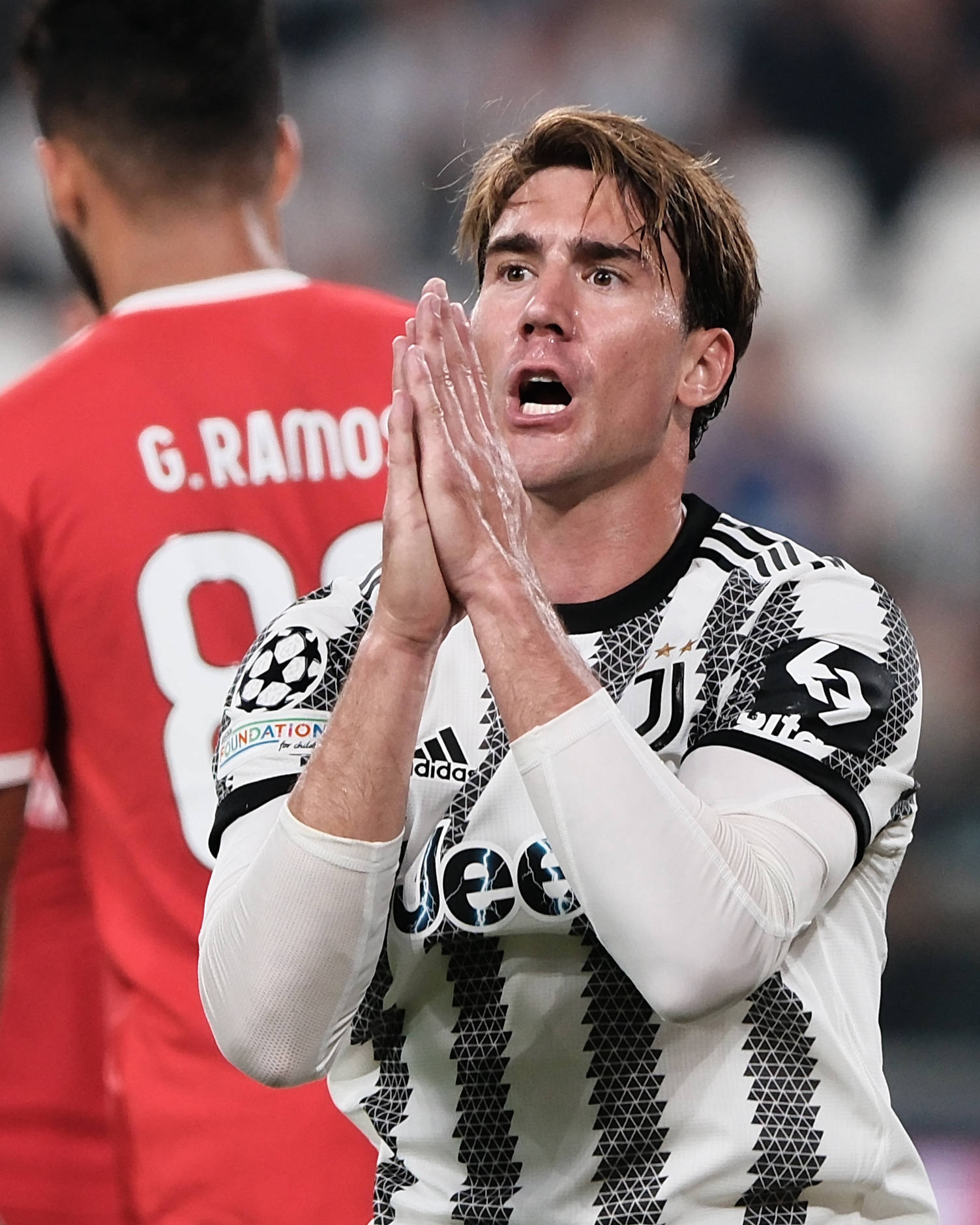 尤文图斯训练开放日，赛前更衣室发声引欢呼，欧冠在即，控场能力受关注